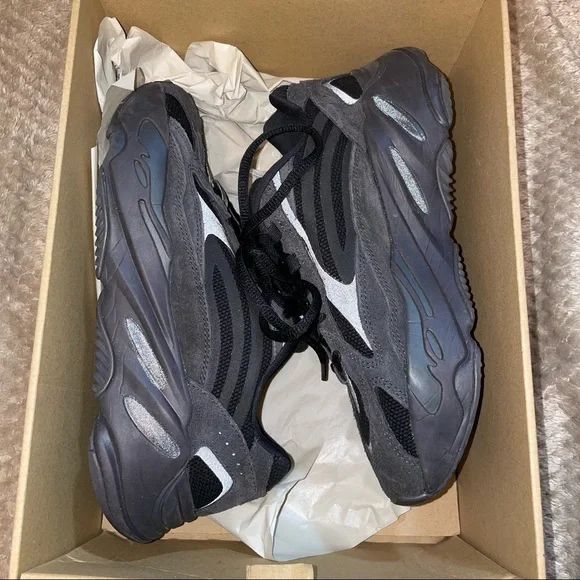 Adidas Yeezy Boost 700 V2 Vanta Sneakers in Black